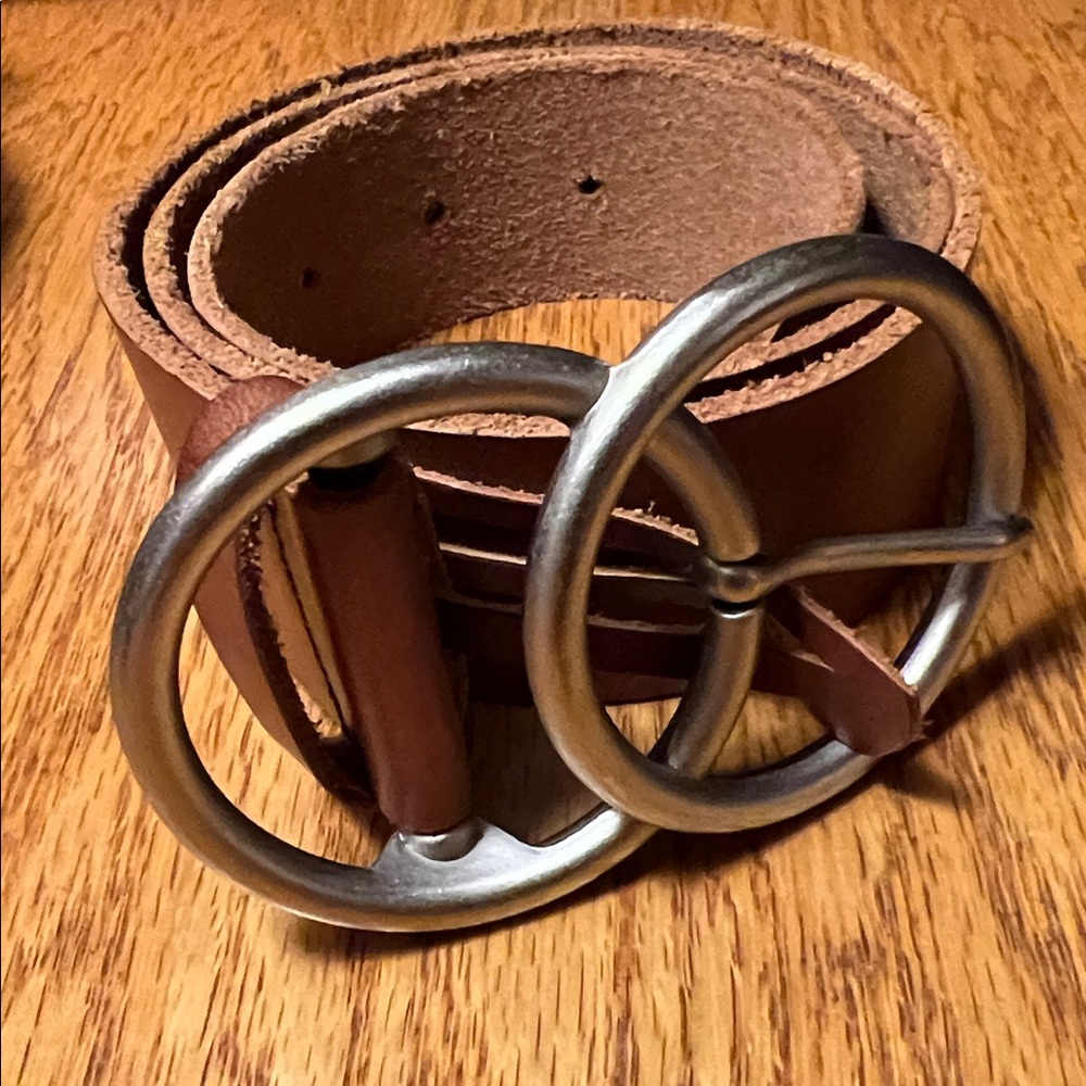 Urban outfitters double ring belt in excellent condition. Size Small.